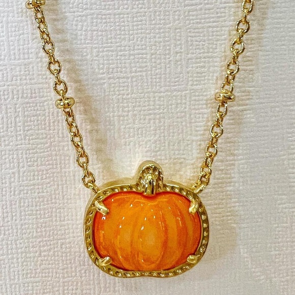 NWT Kendra Scott Pumpkin 🎃Gold Short Pendant Necklace in Orange Mother-of-Pearl - Picture 2 of 2